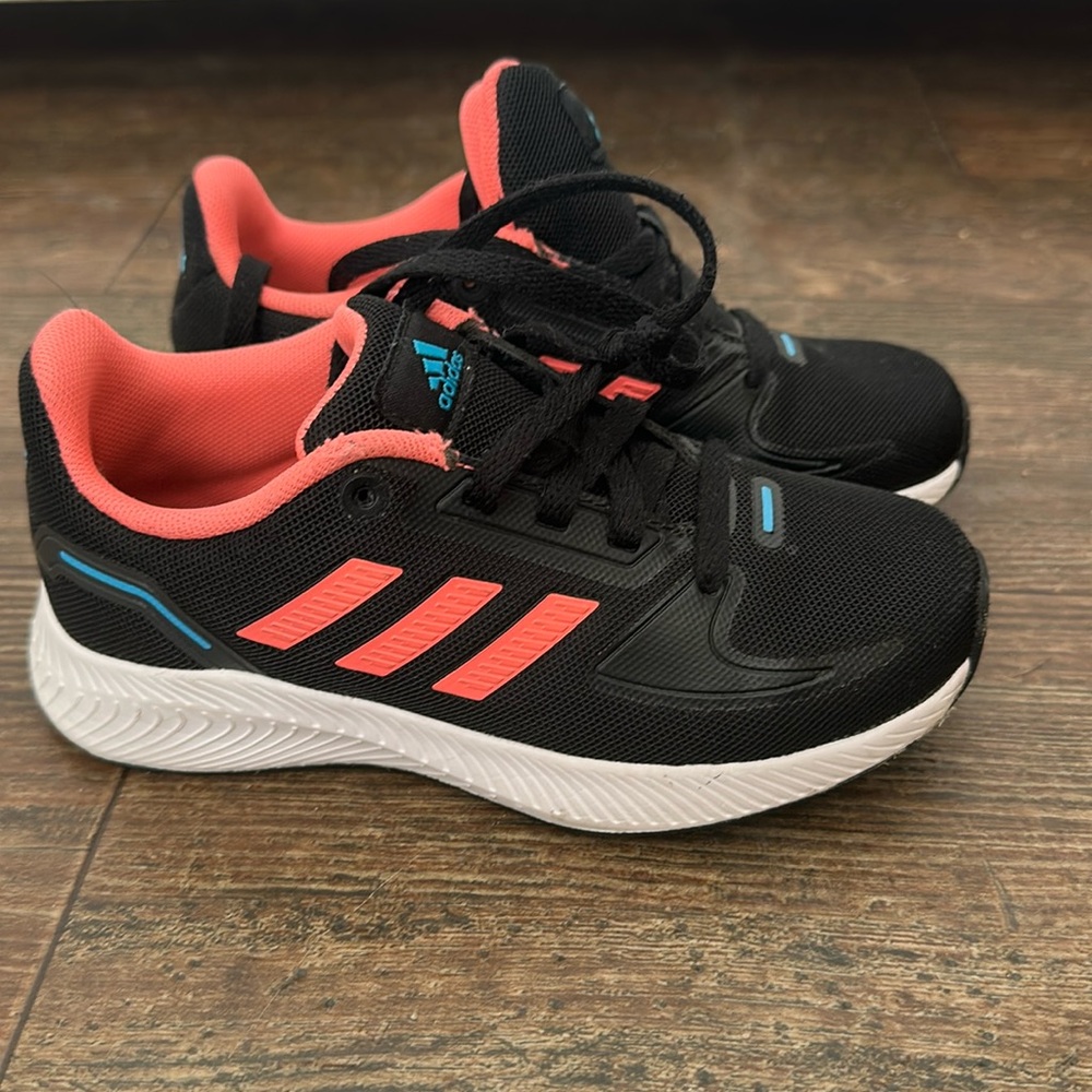 Addidas tennis shoes